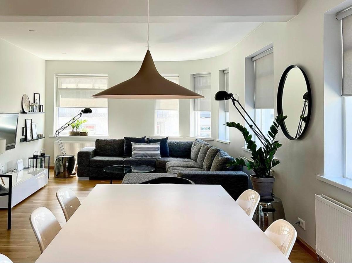 Day Dream Townhall Square Apartments Akureyri Buitenkant foto