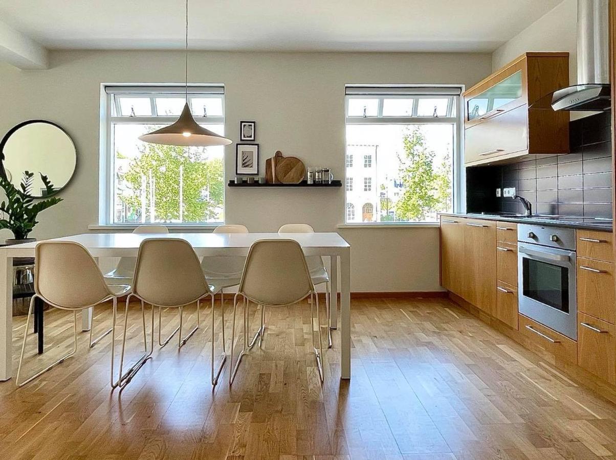 Day Dream Townhall Square Apartments Akureyri Buitenkant foto